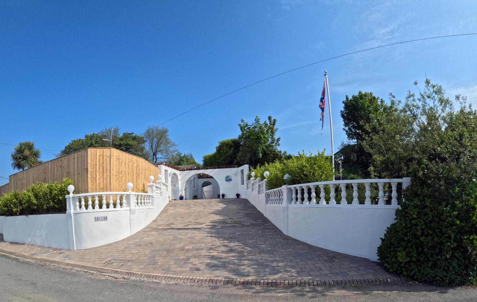 Family Bungalow With Private Pool Kilgetty ภายนอก รูปภาพ