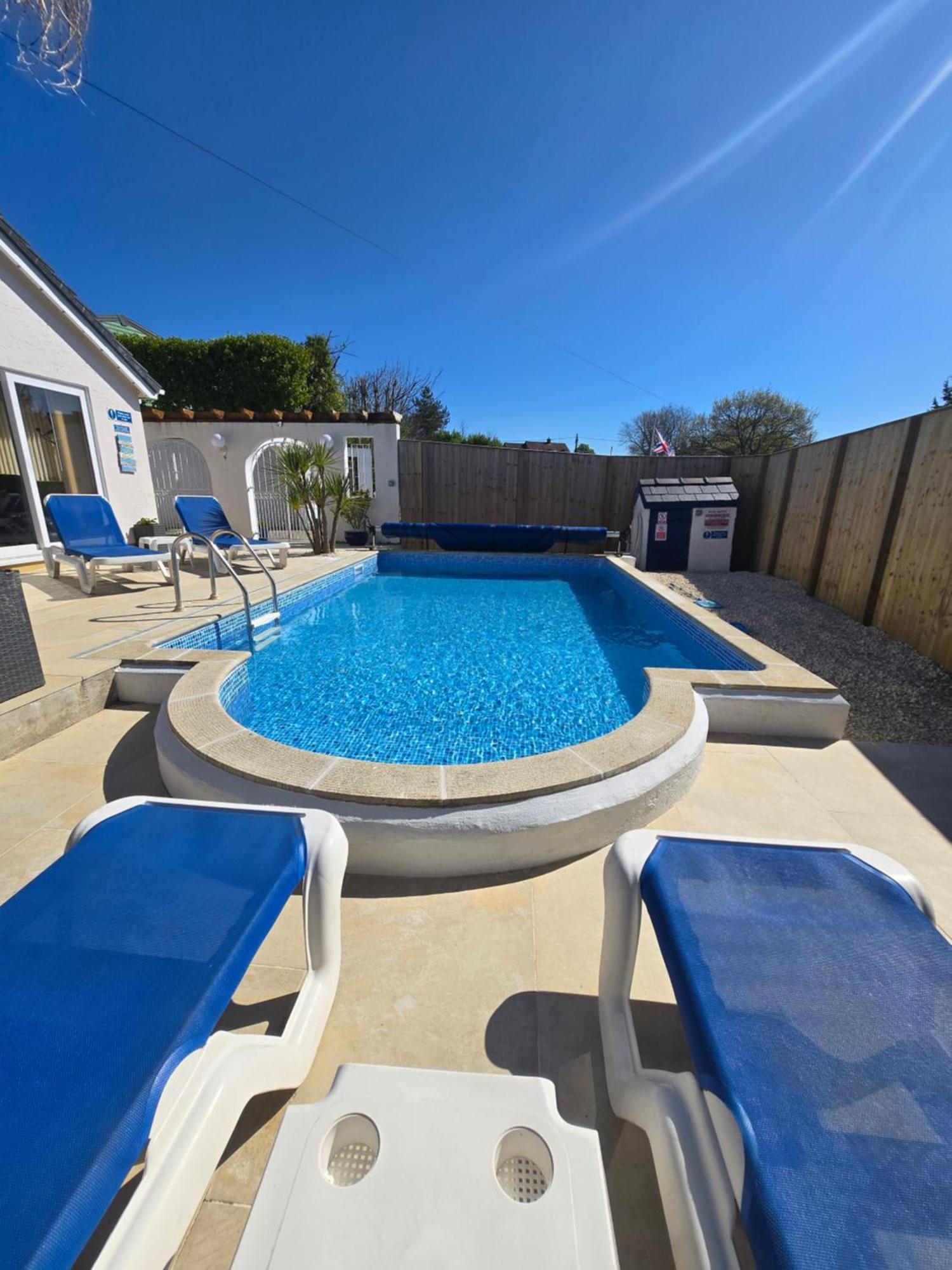 Family Bungalow With Private Pool Kilgetty ภายนอก รูปภาพ