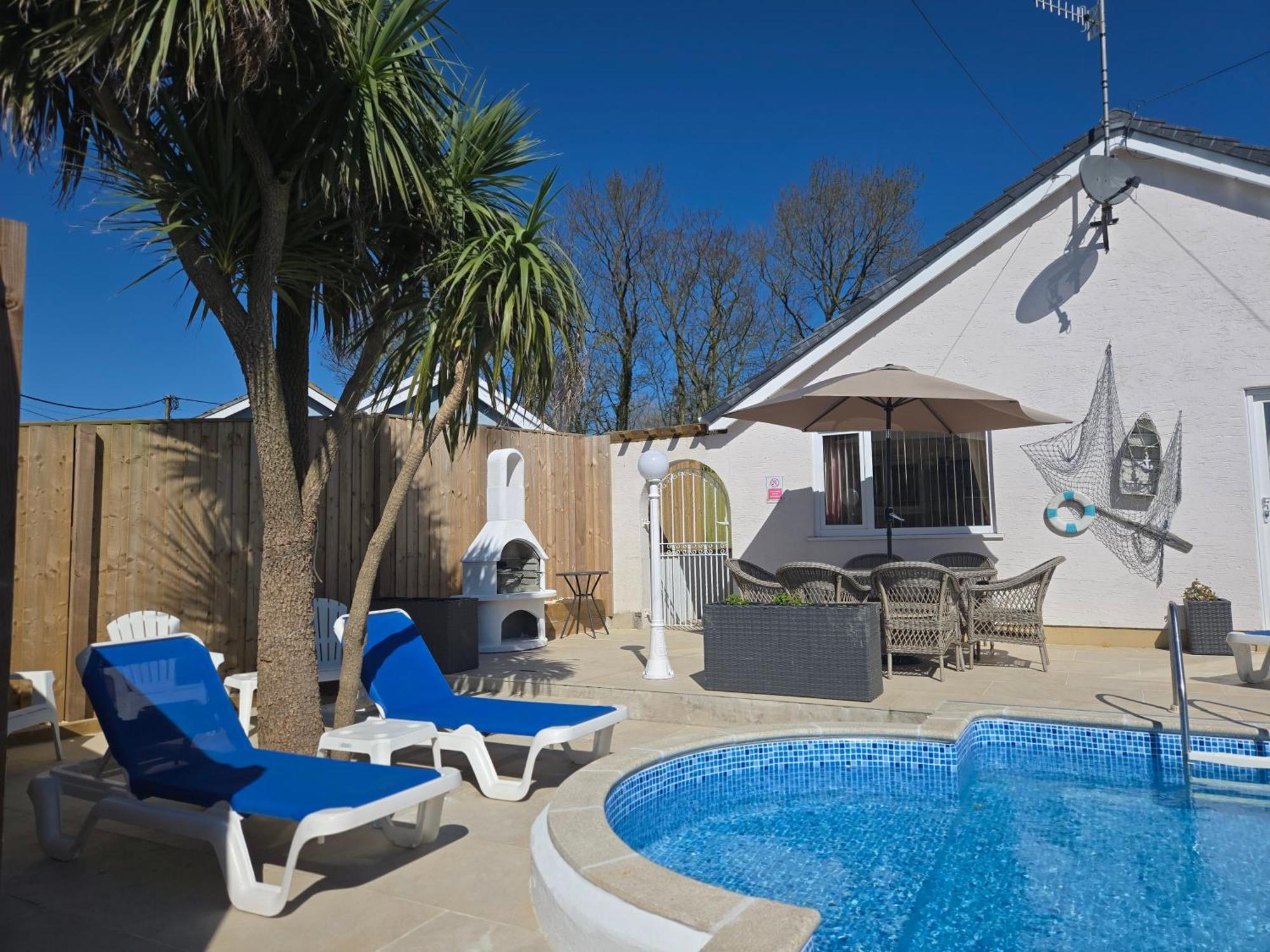 Family Bungalow With Private Pool Kilgetty ภายนอก รูปภาพ